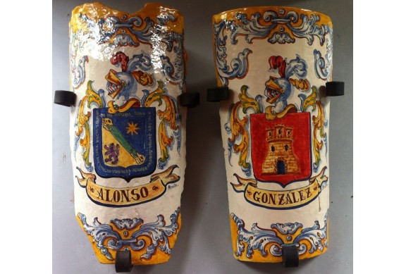 Teja con soporte decorada en renacimiento azul y amarillo con escudo heráldico